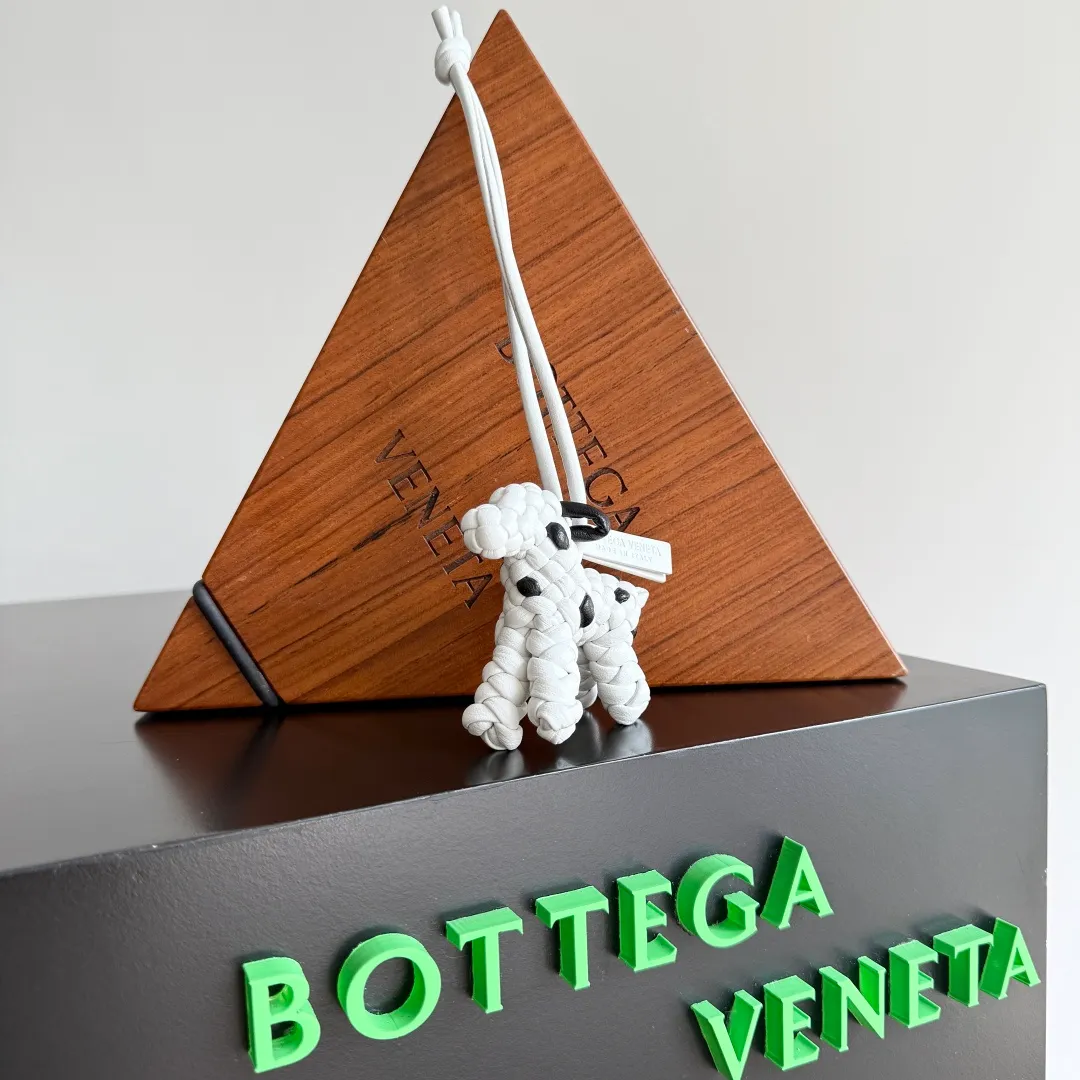 Batch 540 BOTTEGA VENETA2025 new puppy-shaped pendant braided puppy is now online😎The leather braided puppy-shaped pendant can be hung on any handbag, and it is as cute, delicate and colorful as it matches with a bag. Cute and cute, it will touch your heart at any time. It can be hung on bags or keychains. Who can resist such a cute puppy? Style number: 807068